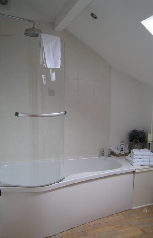 Shola Coach House B&B Coleraine Room photo