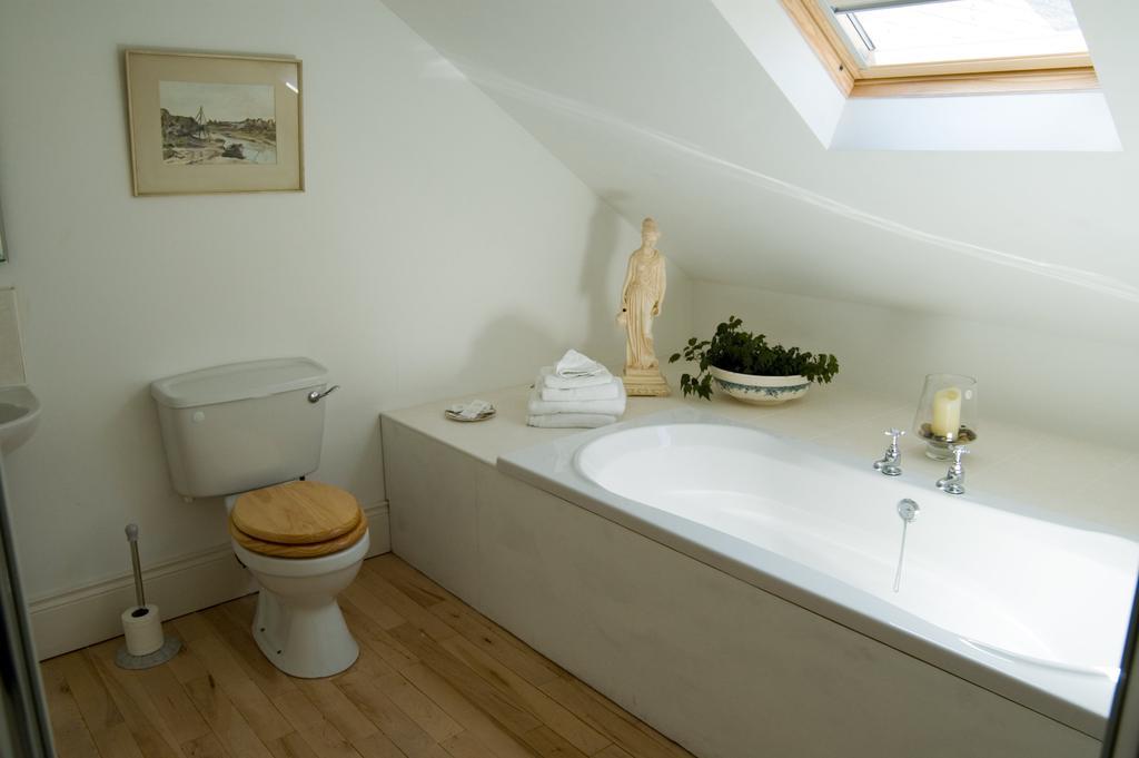 Shola Coach House B&B Coleraine Room photo
